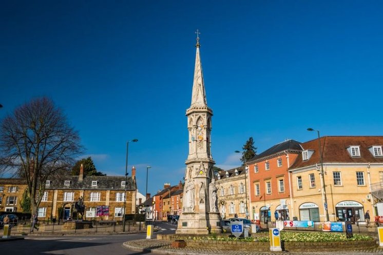 Banbury Cross, an ornate tower-shaped monument on a roundabout.